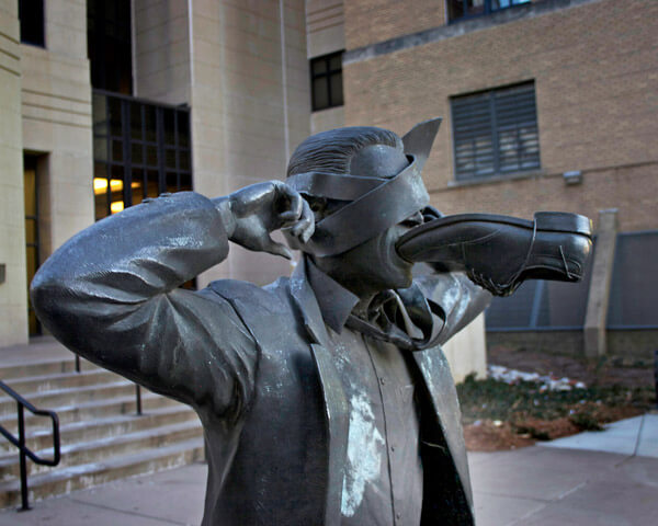 Statua di un uomo che si nasconde dal mondo di comunicazione che lo circonda - copyright ChrisM70 http://www.flickr.com/photos/chrism70/