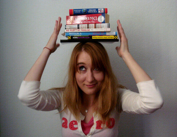 Ragazza con libri sulla testa - copyright www.flickr.com/photos/radarxlove/